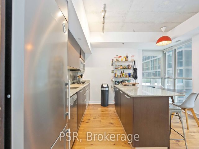 404 - 375 King St W