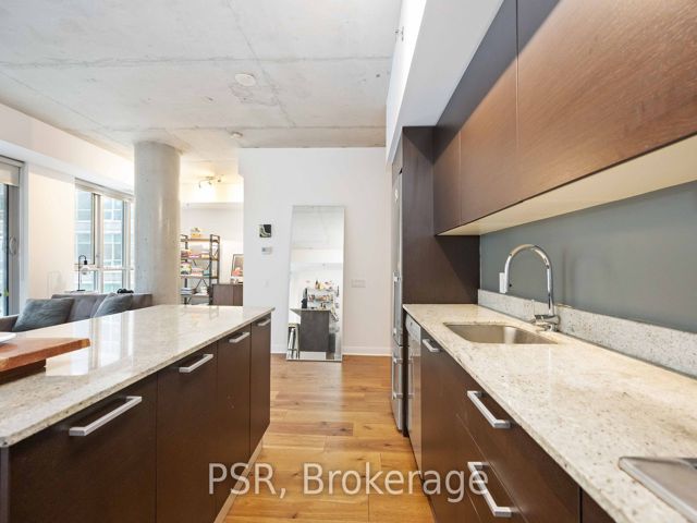 404 - 375 King St W