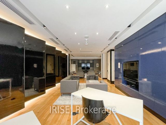 610 - 30 Roehampton Ave