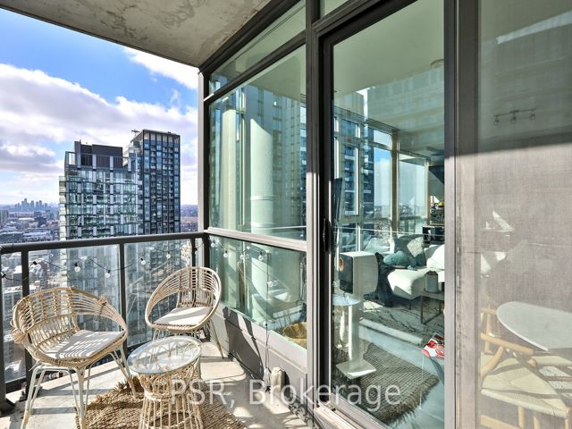 3811 - 290 Adelaide St W