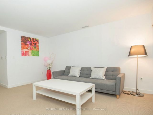 G17 - 26 Capreol Crt