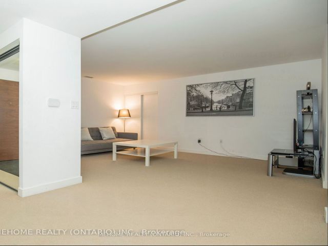 G17 - 26 Capreol Crt