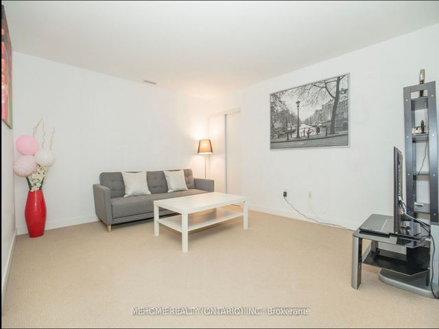 G17 - 26 Capreol Crt