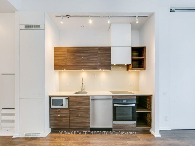 3610 - 125 Peter St
