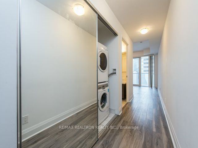 910 - 65 St Mary St
