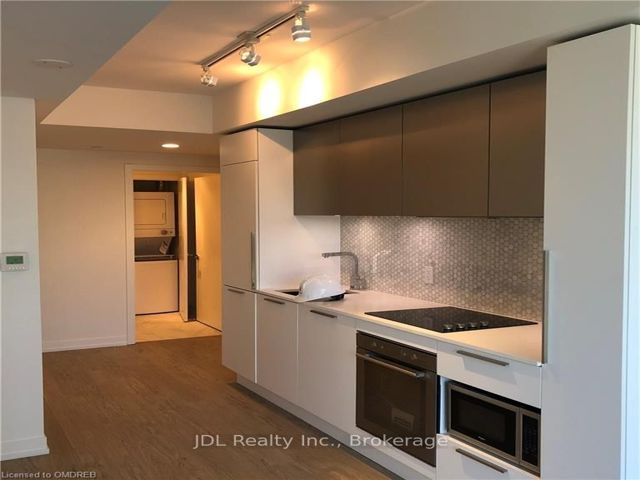 1215 - 85 Wood St