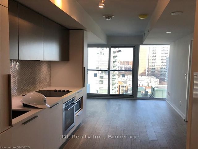 1215 - 85 Wood St