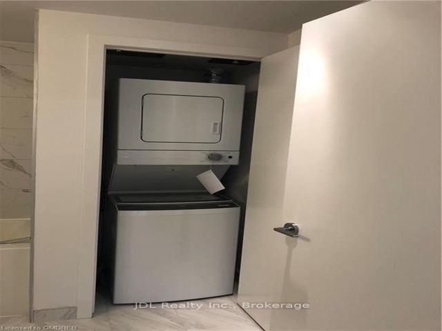 1215 - 85 Wood St