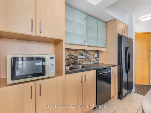 1107 - 550 Queens Quay W