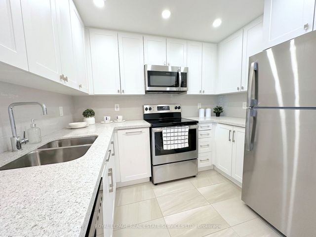 403 - 17 Brookbanks Dr