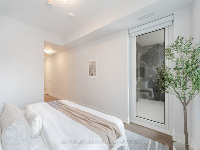 403 - 664 Spadina Ave