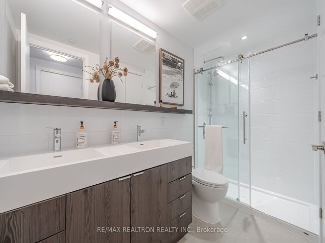 403 - 664 Spadina Ave