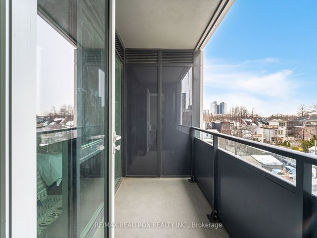 403 - 664 Spadina Ave