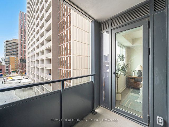 403 - 664 Spadina Ave
