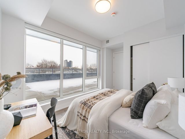 403 - 664 Spadina Ave