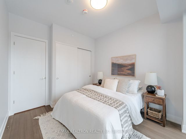 403 - 664 Spadina Ave