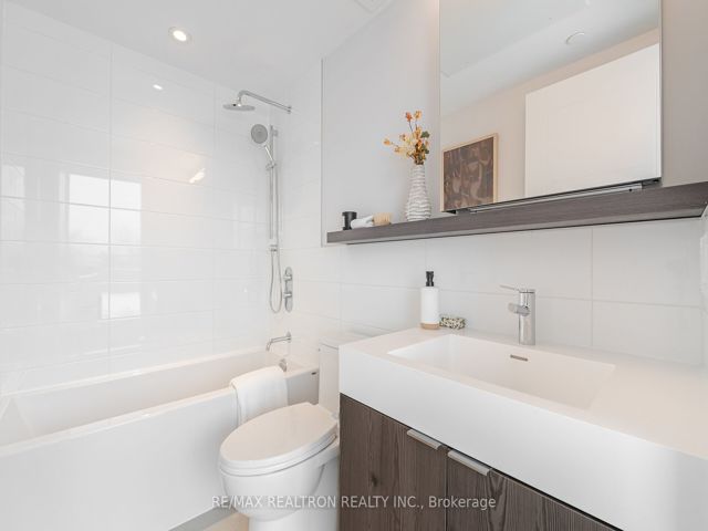 403 - 664 Spadina Ave