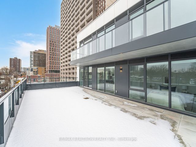 403 - 664 Spadina Ave
