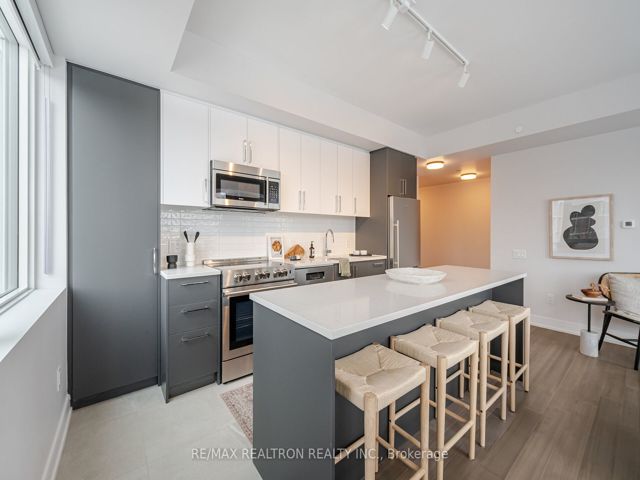 403 - 664 Spadina Ave