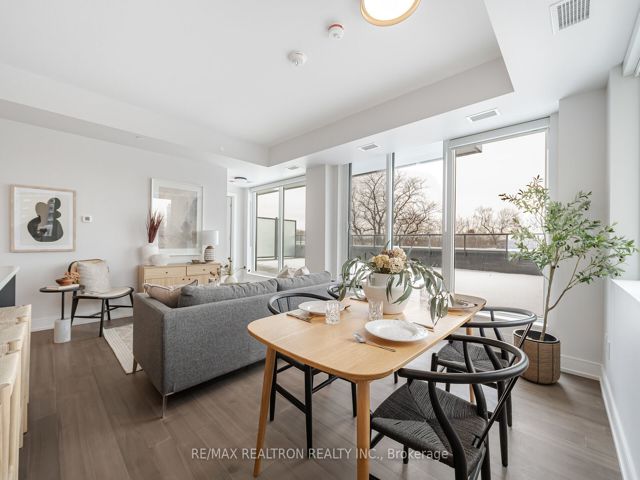 403 - 664 Spadina Ave
