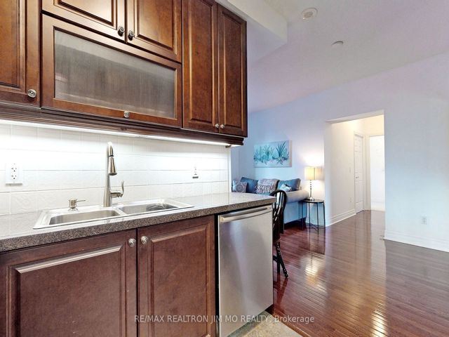 1602 - 35 Balmuto St