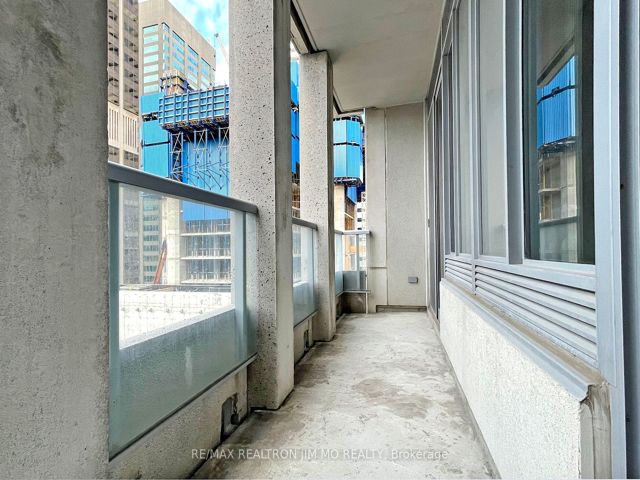 1602 - 35 Balmuto St