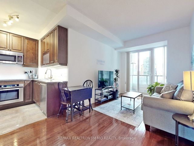 1602 - 35 Balmuto St