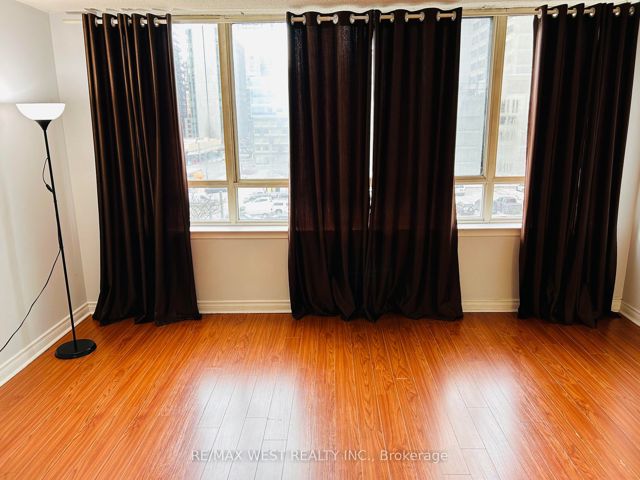 516 - 633 Bay St