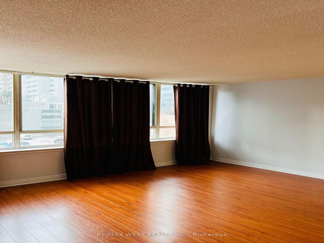 516 - 633 Bay St