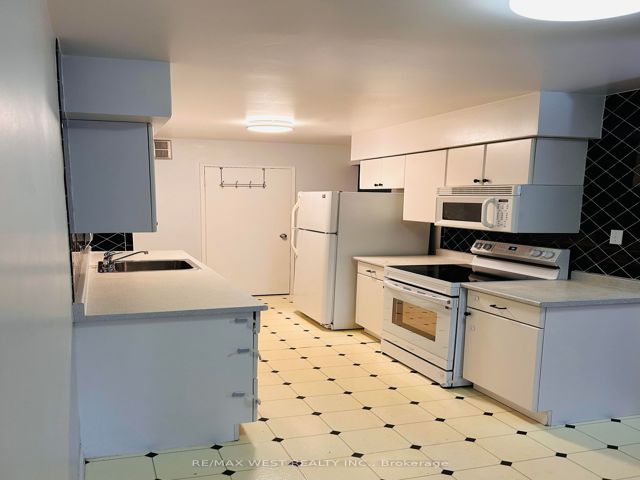 516 - 633 Bay St
