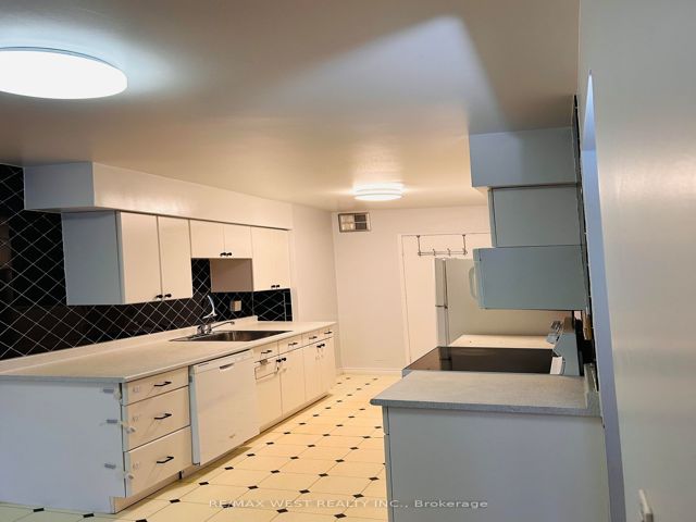 516 - 633 Bay St
