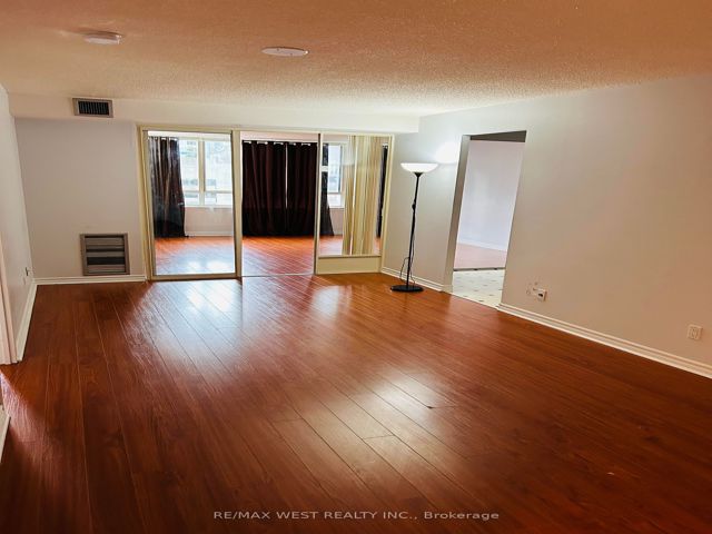 516 - 633 Bay St
