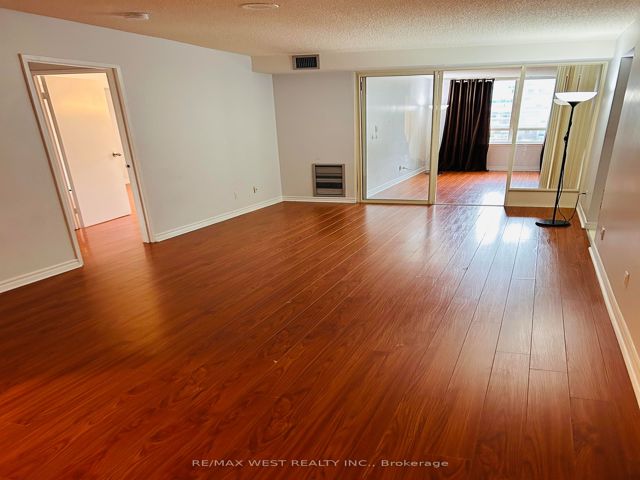 516 - 633 Bay St