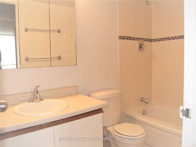 516 - 633 Bay St