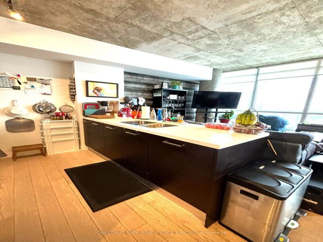 1408 - 318 King St S