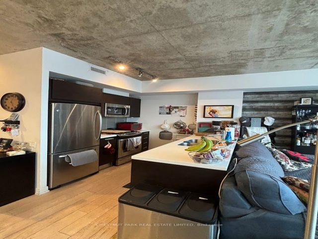 1408 - 318 King St S