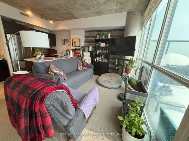1408 - 318 King St S