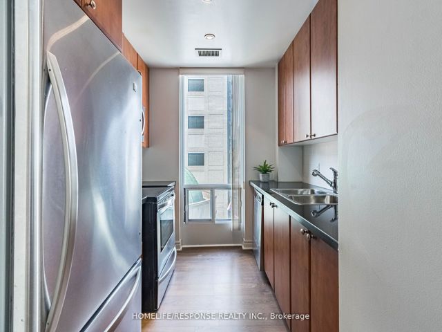 802 - 85 Bloor St E