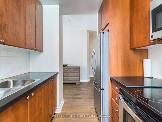802 - 85 Bloor St E