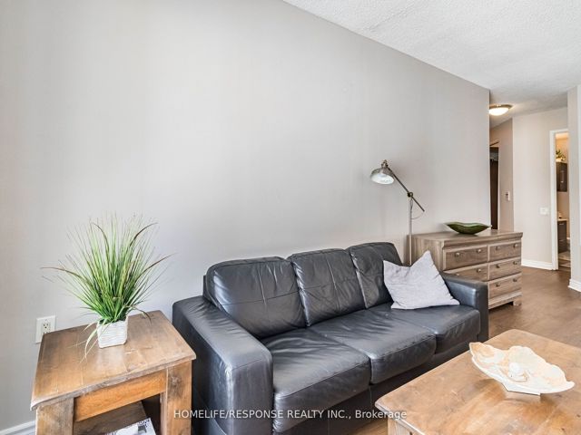 802 - 85 Bloor St E