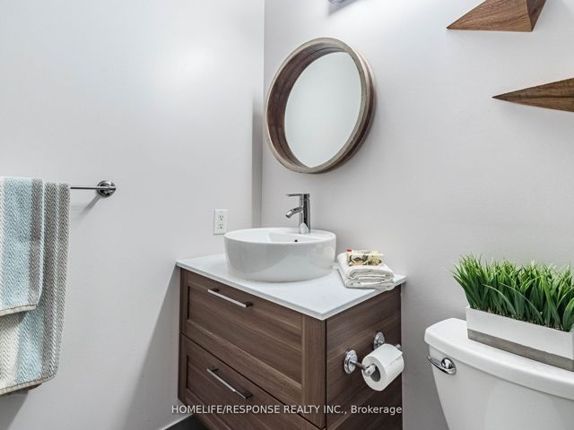 802 - 85 Bloor St E