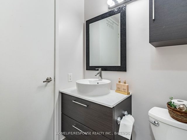 802 - 85 Bloor St E