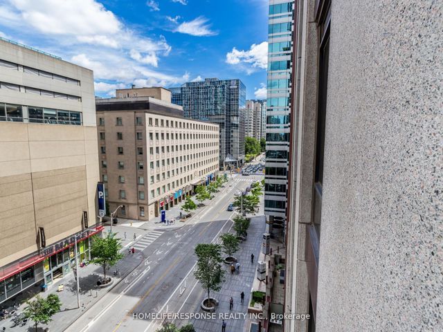802 - 85 Bloor St E