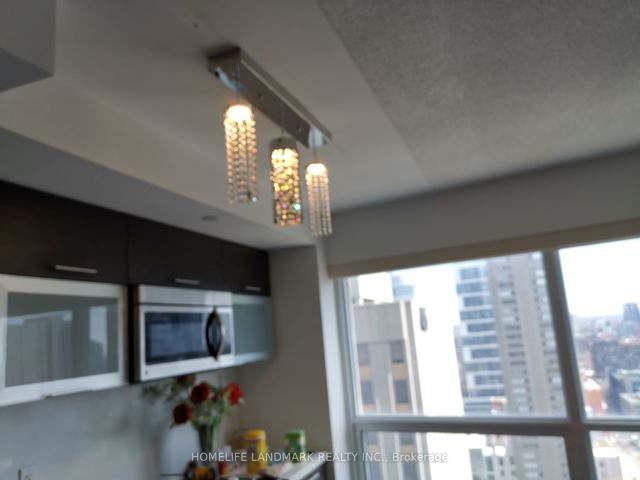 2006 - 386 Yonge St
