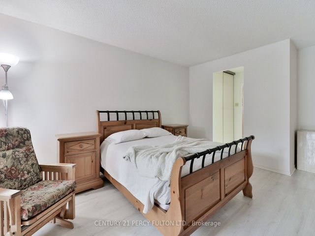 207 - 131 Beecroft Rd