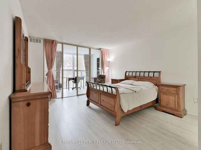 207 - 131 Beecroft Rd