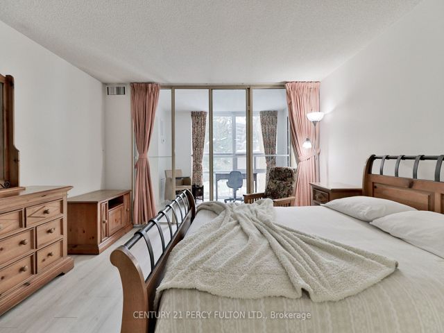 207 - 131 Beecroft Rd