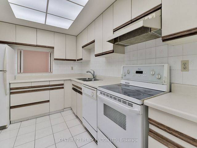 207 - 131 Beecroft Rd