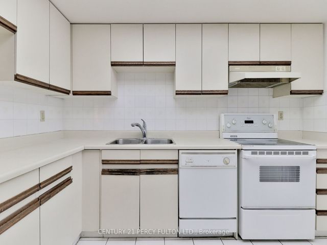 207 - 131 Beecroft Rd