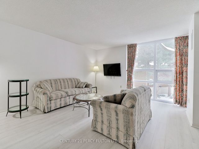 207 - 131 Beecroft Rd